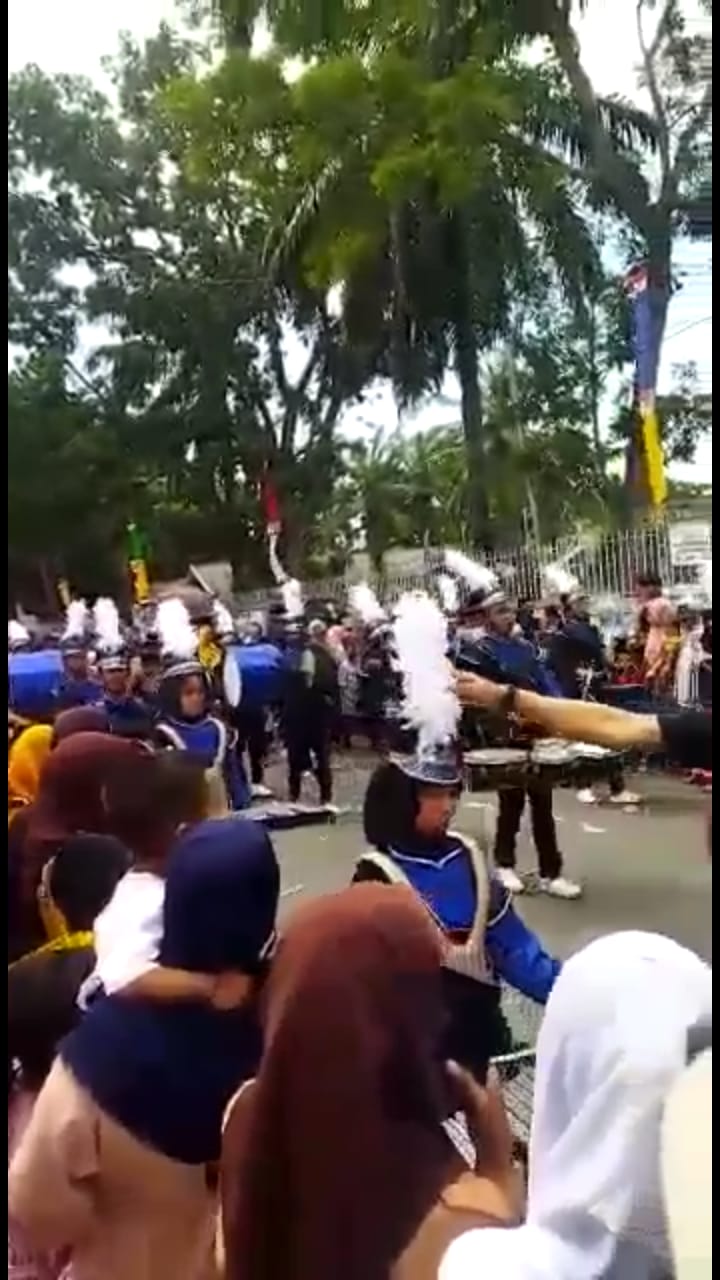 Tim Karnaval SMK YPT juara Peringatan Brandan Bumi Hangus. beritasore/ist