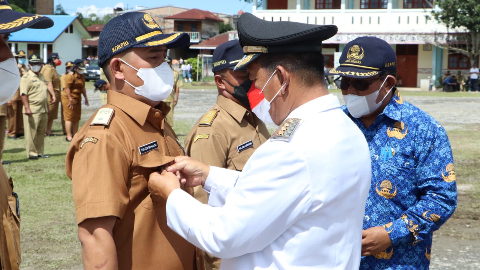 Bupati Simalungun Radiapoh H Sinaga saat memasangkan tanda jabatan kepada salah seorang Pj Pangulu saat pelantikan.