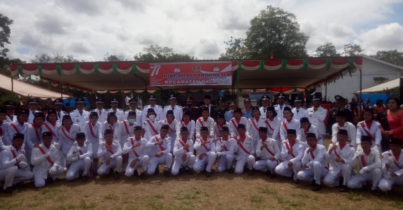 Muspika Pagaran, Kabupaten Tapanuli Utara foto bersama dengan Anggota Paskibra usai upacara pengibaran Bendera Merah Putih HUT Kemerdekaan RI Ke-77 di Lapangan Komplek HKBP Butar, Rabu (17/8).
