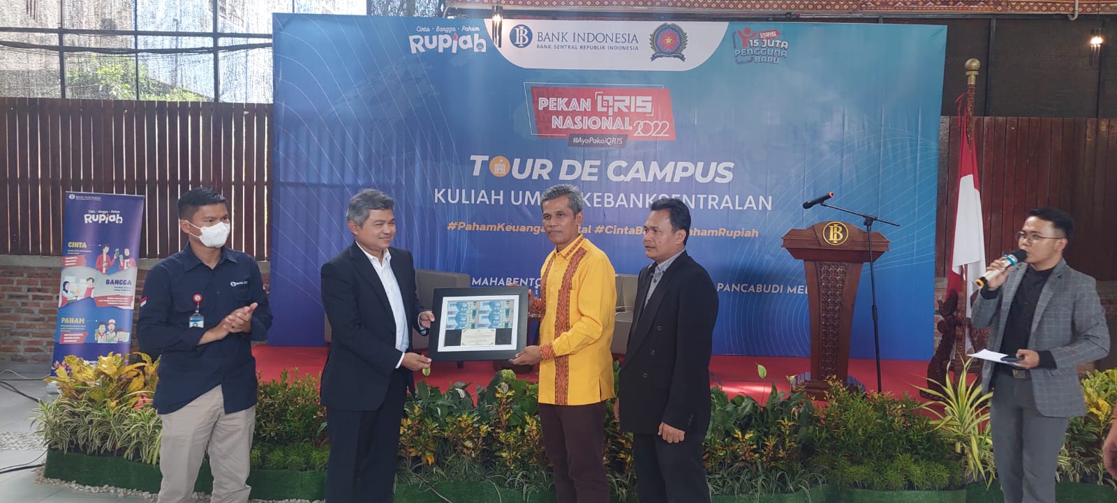 Kepala Perwakilan BI Sumut Doddy Zulverdi (dua kiri) memberikan cendramata kepada Dekan Fakultas Sosial & Sains UNPAB, Dr. E. Rusiadi, SE, M.Si, CIQar, CIQnR, CIMMR di Universitas Pancabudi Selasa (16/8/2022). beritasore/ist