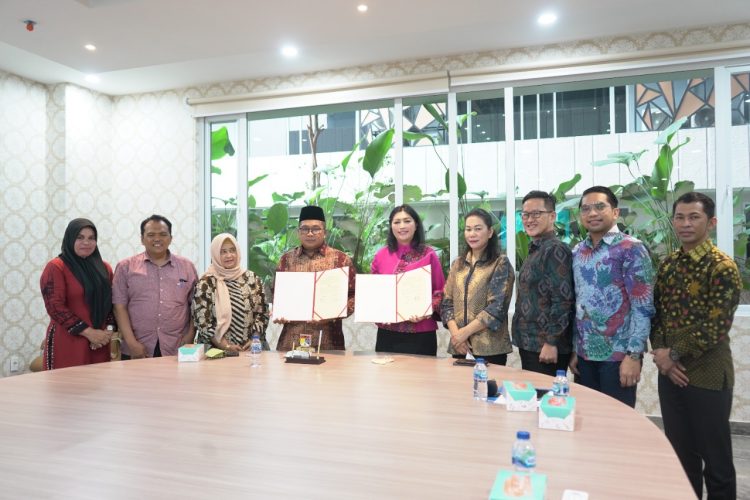 Pihak Unpri dan Pemkab Aceh Barat memperlihatkan nota kesepahaman memorandum of understanding yang telah ditandatanganu di kampus Unpri Jalan Sampul Medan. Berita Sore/ist