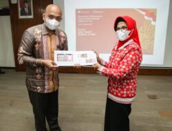 Plt Wali Kota Siantar Terima Uang Kertas Rupiah Baru Emisi 2022