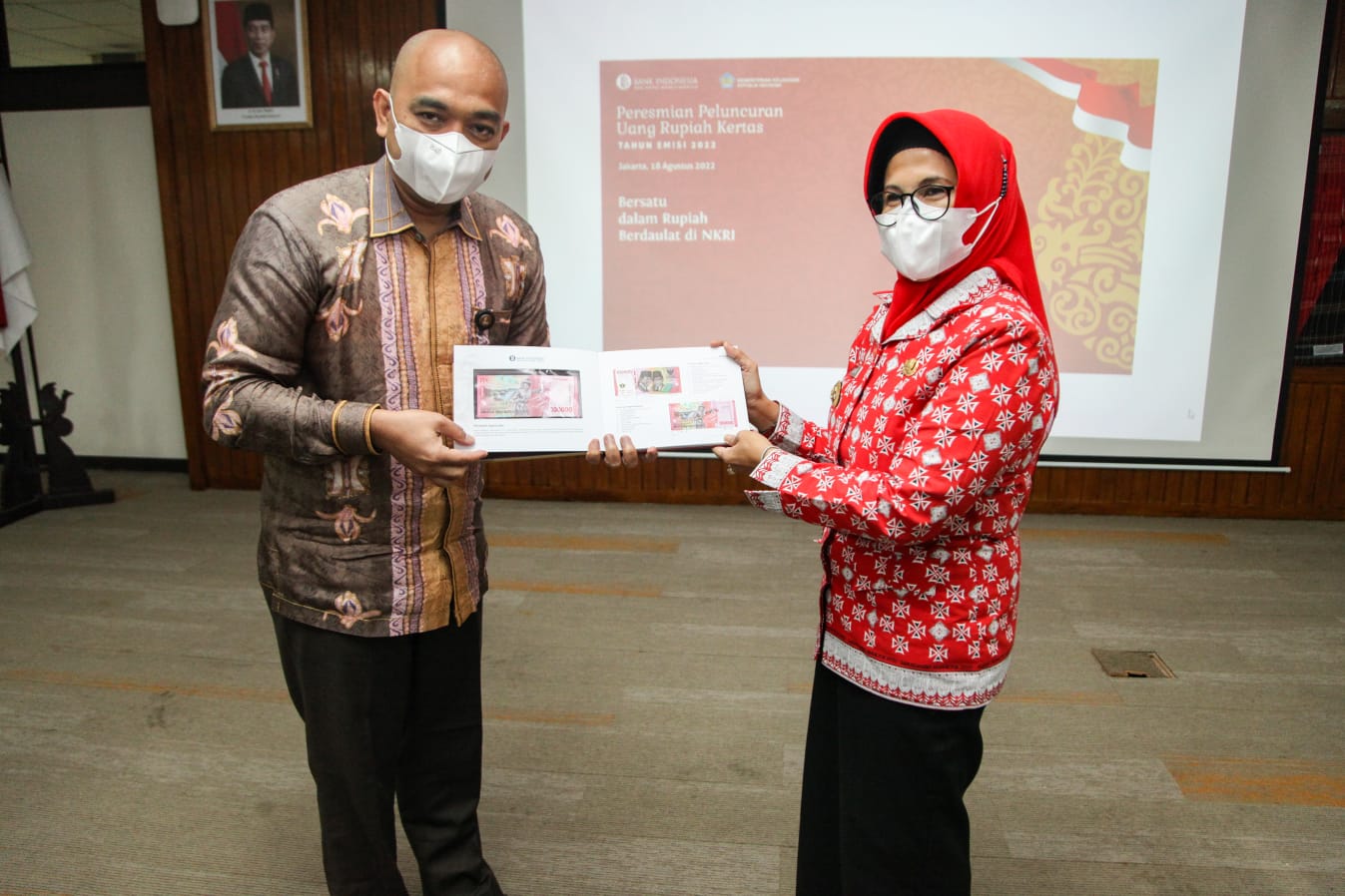 Plt Wali Kota Pematang Sianțar dr Susanti Dewayani SpA menerima Uang Kertas Rupiah Baru Tahun Emisi 2022 di Ruang Rapat KPw BI Pematang Siantar, Kamis (18/8/2022). Beritasore/ist