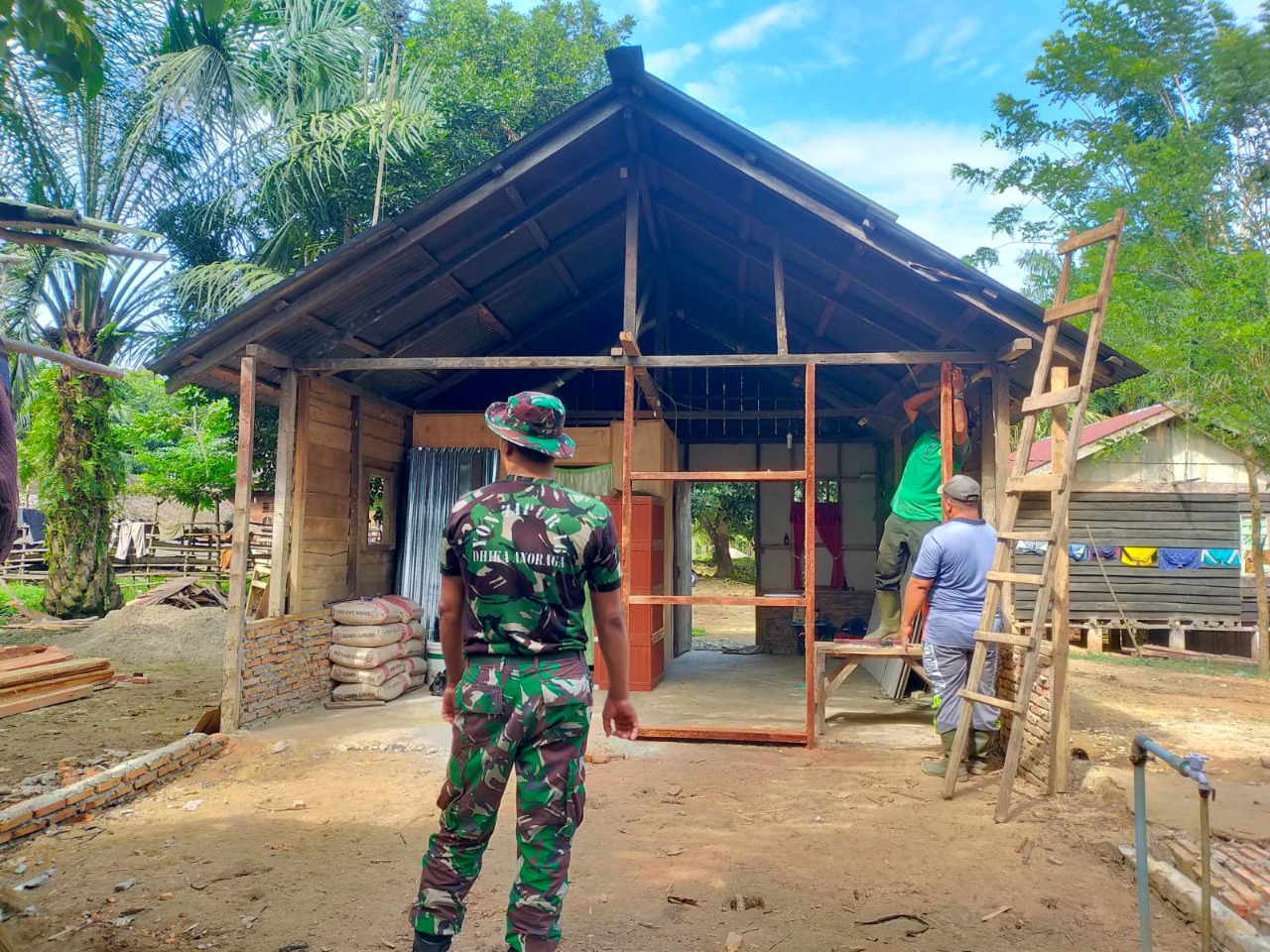 Jajaran TNI Kodim 0117/Aceh Tamiang sedang melaksanakan karya bakti rehab rumah tidak layak huni milik warga. Beritasore/ist