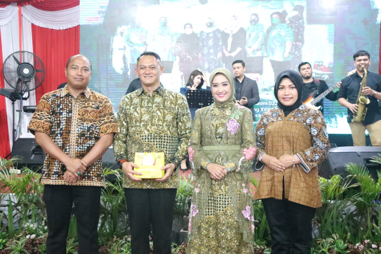 Kapolres Serdang Bedagai AKBP Dr Ali Machfud,  SIK, MIK beserta ibu hadiri pisah sambut Dandim 0204/DS, Kabupaten Deli Serdang di Makodim Deli Serdang-Lubuk Pakam,  Kamis (19/08/2022).beritasore/Azwen]