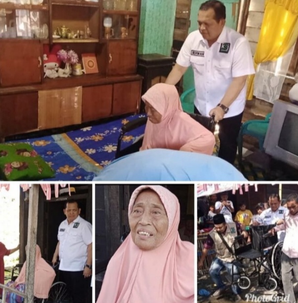 Sang Pejuang Dhuafa (Purn) Kombes Pol. Ikhwan SH,MH menyerahkan Kursi Roda Bulan Merdeka & Harlah 3 Tahun KSJ di Pelabuhan Ujung Boom Kecamatan Tanjung Tiram Kabupaten Batu Bara Sumatera Utara, Jum'at (19/8/2022).beritarore/alirsyah