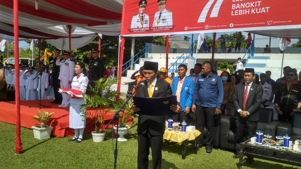 Camat Sunggal Eko Sapriadi S sos bertindak sebagai Inspektur Upacara Kemerdekaan RI Ke-77 di lapangan Bola Kaki Desa Sri Semayang, Rabu (17/8). Beritasore/Muslim Lubis