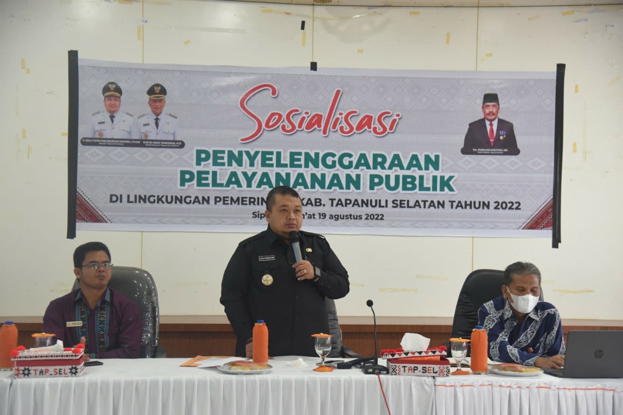 Bupati Tapsel Dolly Pasaribu saat membuka sosialisasi penyelenggaraan pelayanan publik di lingkungan Pemkab Tapsel Tahun 2022 di Aula Kantor Bappeda, Jumat (19/8). beritasore/Birong RT