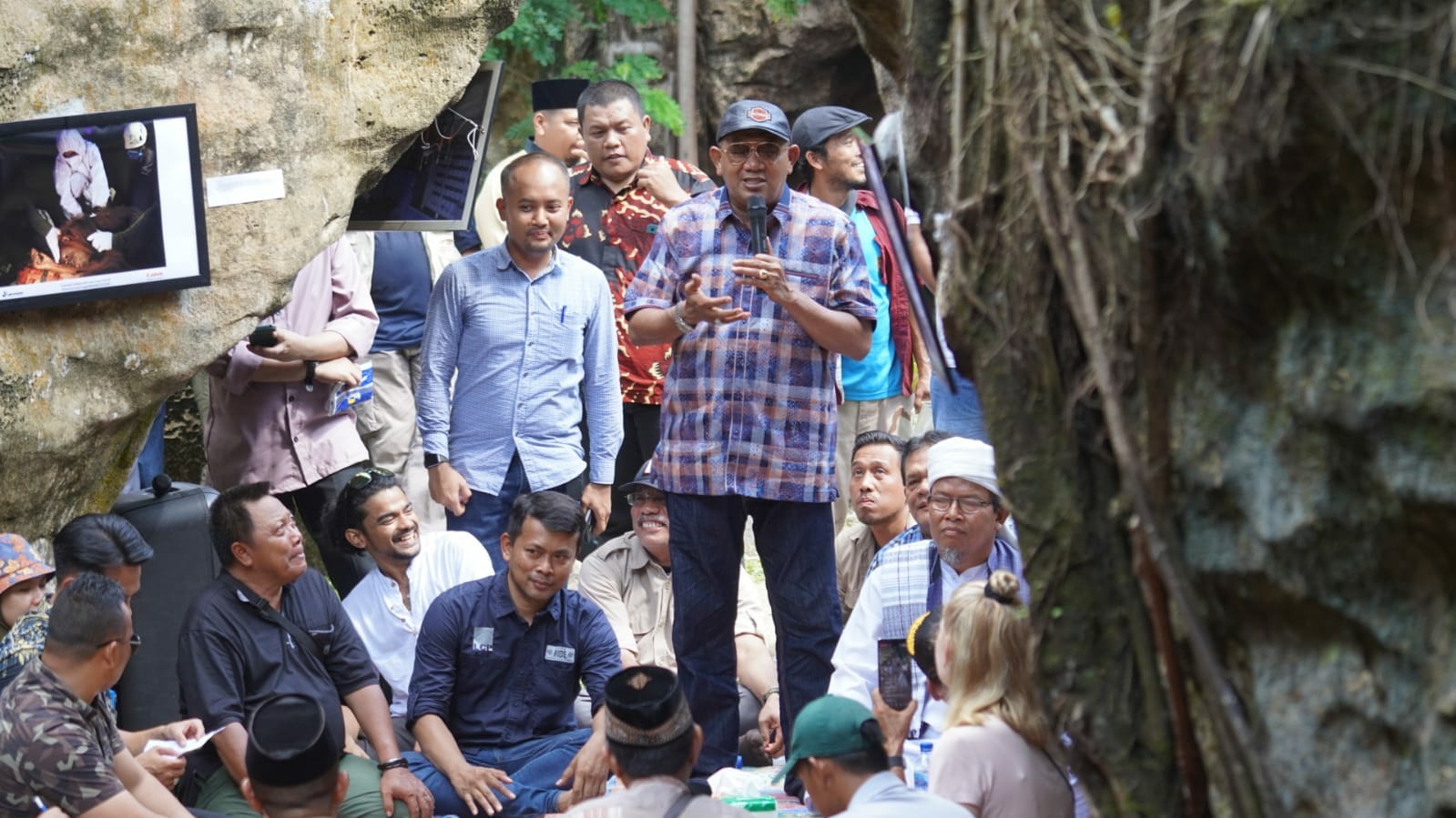 Plt  Bupati Langkat H Syah Afandin SH saat menghadiri Festival Orang Utan 2022,di Rock Island Bukit Lawang Kecamatan Bahorok, Langkat, Jum'at (19/8/2022). beritasore/ist