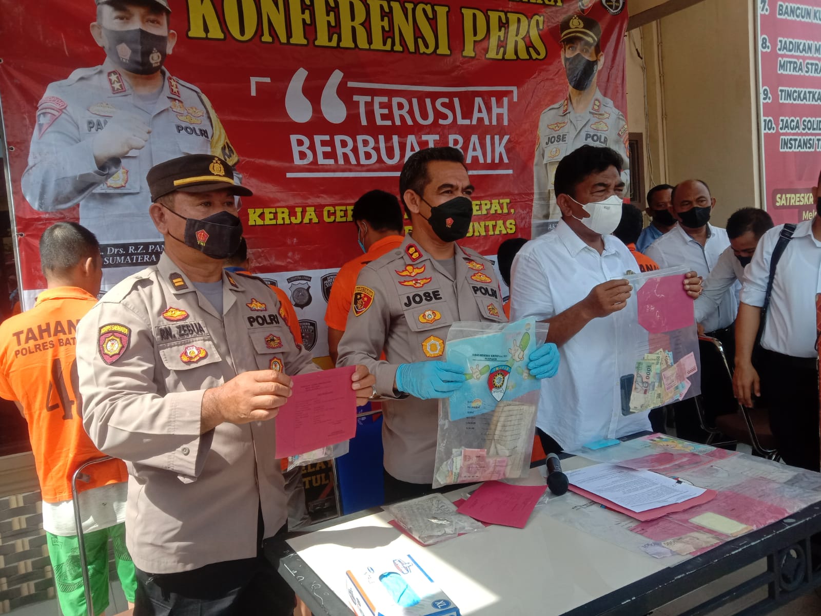 Kapolres Batu Bara AKBP Jose Fernandes S.Ik didampingi Kasat Reskrim AKP J.H Tarigan SH, Humas Polres Batu Bara IPTU NR Zebuah pimpin langsung Press Release kasus 303/ perjudian di Mako Polres Batu Bara Jl.Protokol Kecamatan Lima Puluh Kabupaten Batu Bara Sumatera Utara Senin (22/8/2022). beritasore/Alirsyah