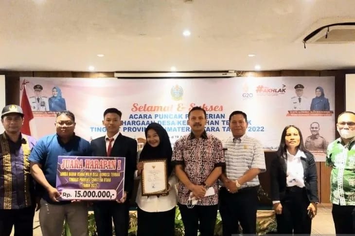Kadis PMD Provinsi Sumut saat menyerahkan hadiah uang pembinaan kepada BUMDes Madndiri Desa Perkebunan, Kecamatan Angkola Sangkunur, Kabupaten Tapanuli Selatan. beritasore/Birong RT