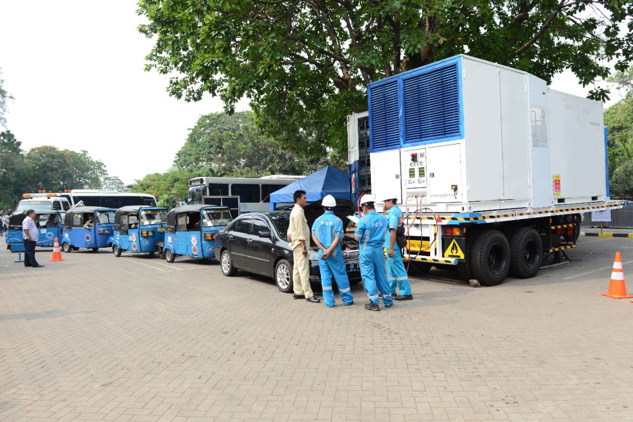 Seorang pekerja sedang mengemas Gaslink Cylinder di Jakarta Selasa (23/8/2022). beritasore/ist