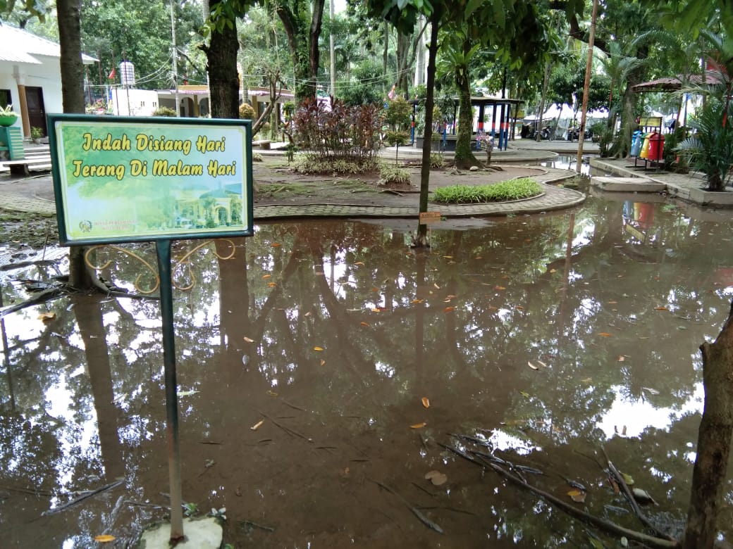 Kondisi Taman Ahmad Yani, Jalan Imam Bonjol, Kelurahan Jati, Kecamatan Medan Maimun yang tergenang air pada Senin (22/8) siang akibat hujan pada Minggu (21/8) malam. Beritasore/Ist