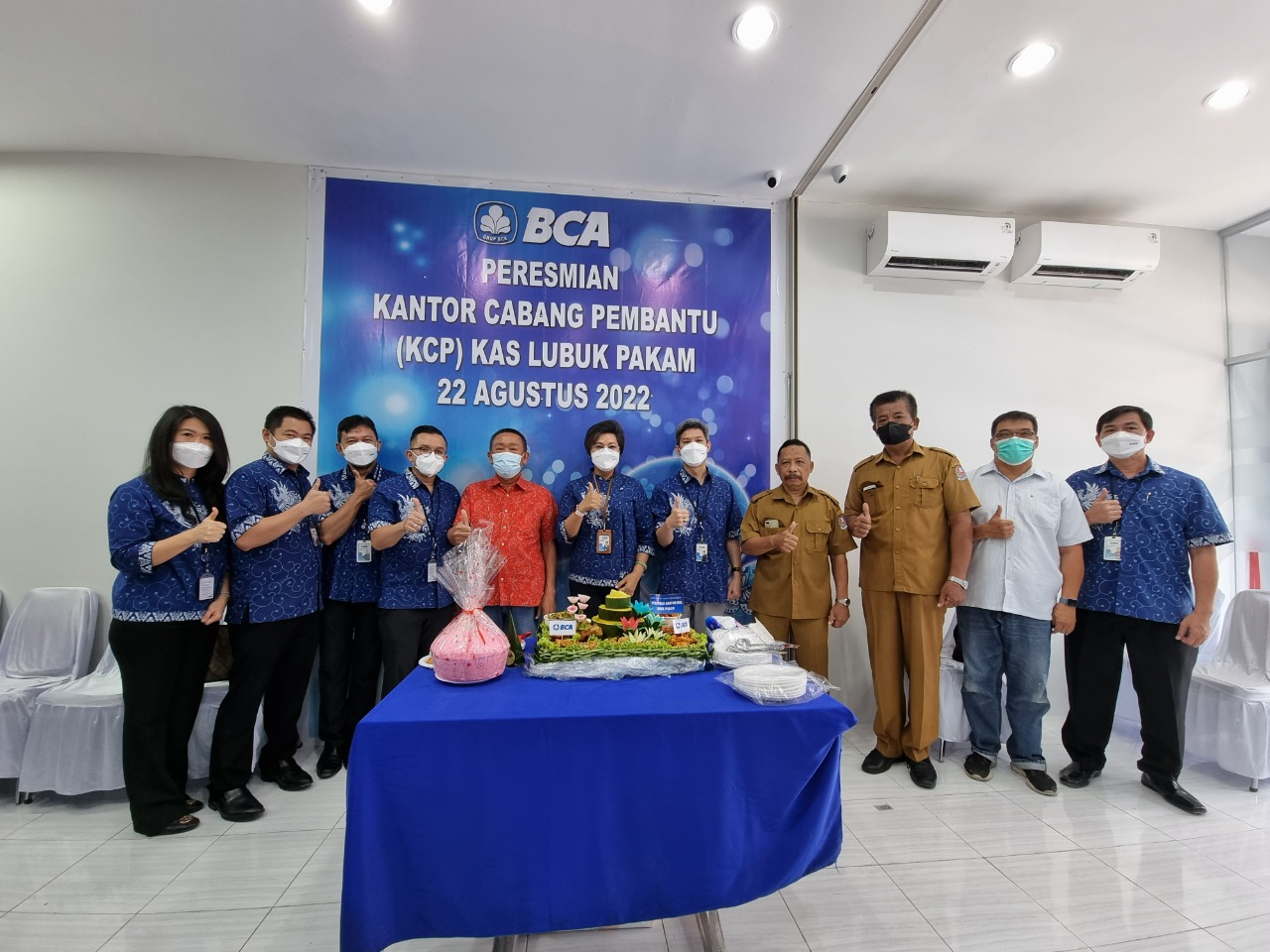 Dari kiri ke kanan: Kepala KCP Indrapura Aili, Kepala Pengembangan Bisnis Cabang Tebing Tinggi Effan Budiawan, Kepala KCP Kas Lubuk Pakam Khairul Anwar Hutagalung, Kepala Operasional Cabang Indra Adryana Setia Wibawa, Nasabah BCA, Kepala Pendukung Operasi Wilayah V Lily Komala, Kepala KCU Tebing Tinggi Hermin Valentiano, Kepala Lingkungan Lubuk Pakam Safsadar, Perwakilan Kelurahan Lubuk Pakam Silalahi, Nasabah BCA, Kepala KCP Perbaungan Toni Susanto pada peresmian KCP Lubukpakam Senin (22/08). beritasore/ist