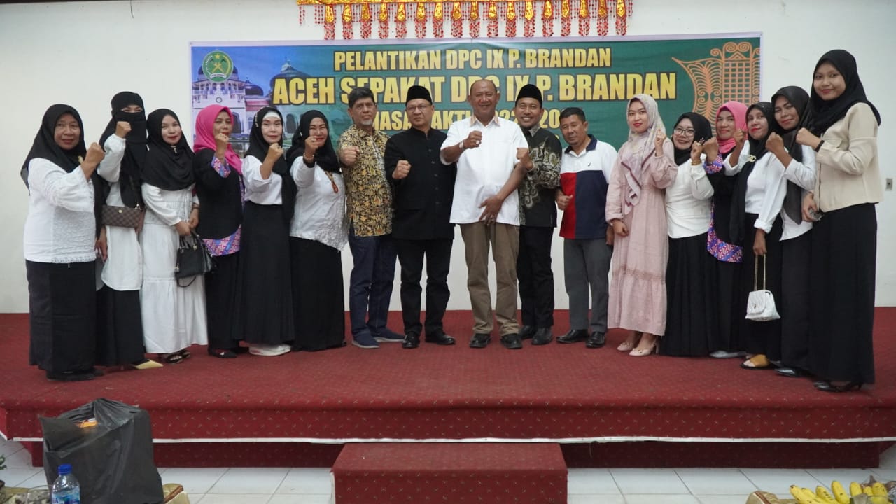 Plt Bupati Langkat H Syah Afandin SH foto bersama usai Pelantikan Dewan Pimpinan Cabang (DPC) IX  Aceh Sepakat Sumut -  P.Brandan Masa Bakti 2022-2027, di Gedung PWP Pertamina P. Brandan, Babalan, Minggu (21/8/2022). beritasore/ist