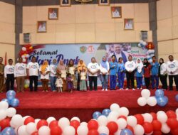 Bupati Tapsel Bagikan Kartu Legalitas Resmi Kepada Anak -Anak