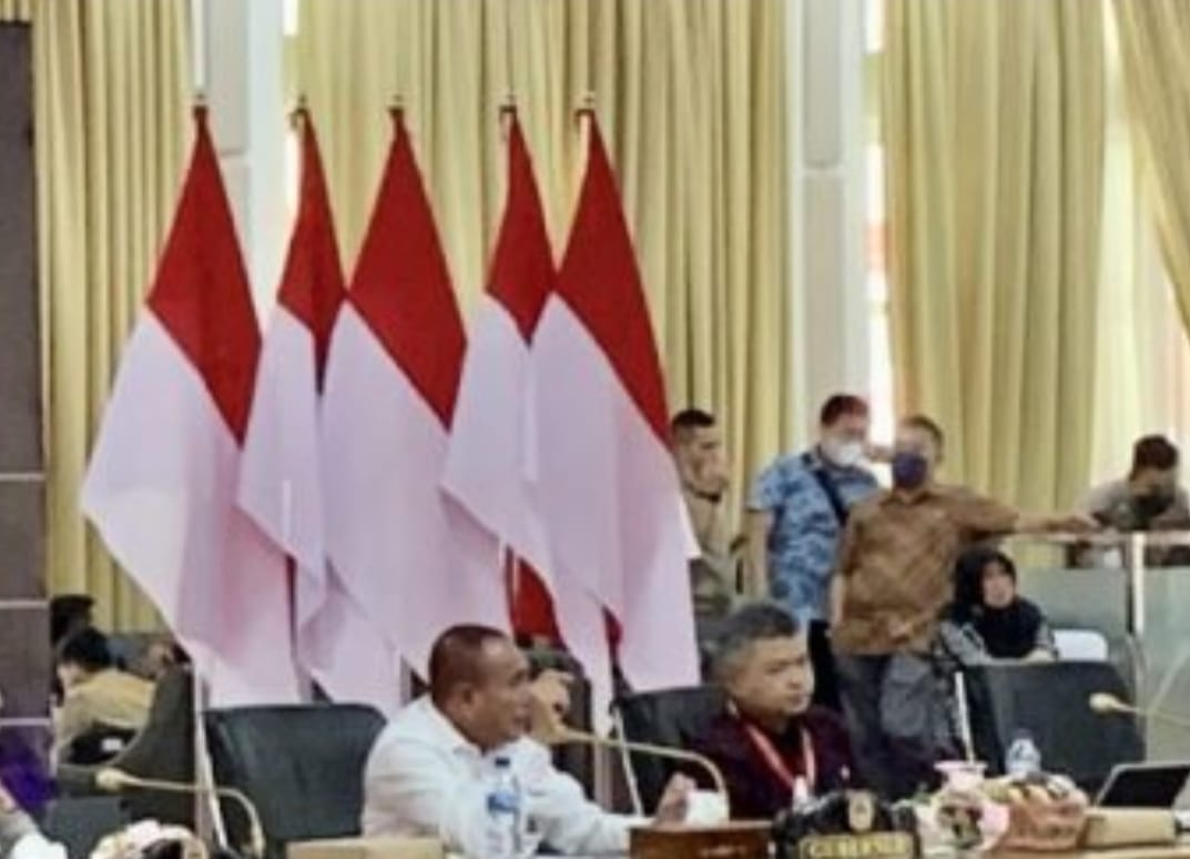 Gubsu Edy Rahmayadi di dampingi Kepala KPw BI Provinsi Sumut Doddy Zulverdi berbicara kepada wartawan di RRumah Dinas Gubernur Jalan Sudirman Kamis (25/8/2022). beritasore/ist