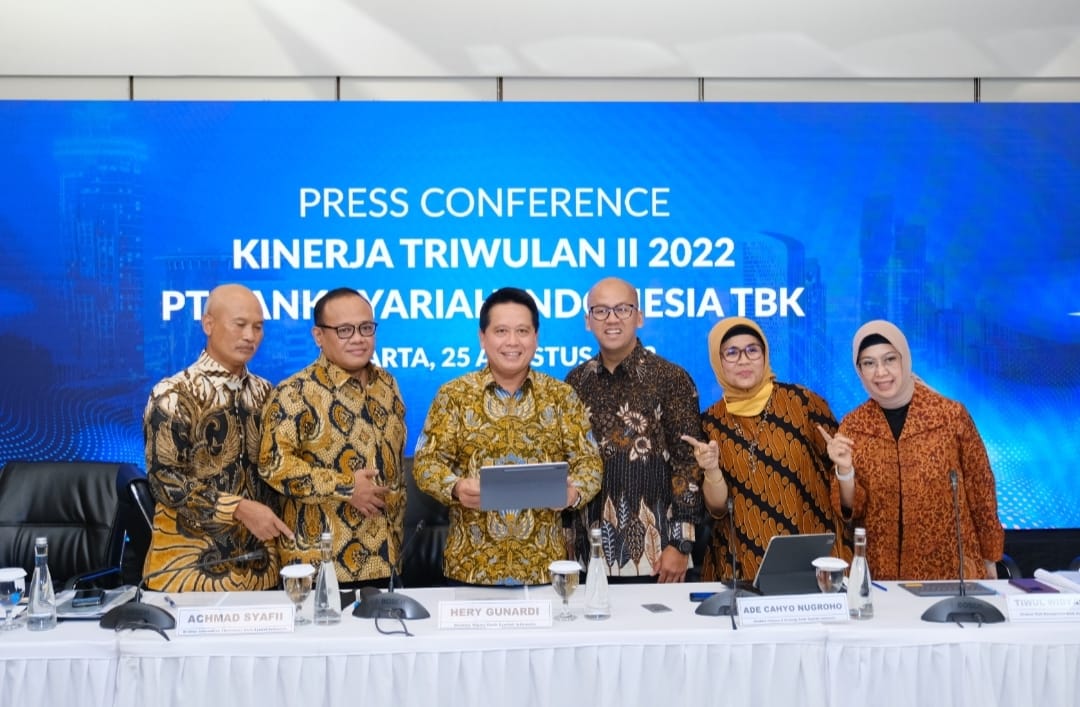 Dirut BSI Hery Gunardi (tengah), Direktur Retail Banking BSI Ngatari (kiri), Direktur Information Technology BSI Achmad Syafii (dua kiri), Direktur Finance & Strategy BSI Ade Cahyo Nugroho (tiga kanan), Direktur Risk Management Tiwul Widyastuti (dua kanan) dan Direktur Compliance & Human Capital BSI Tribuana Tunggadewi (kanan) saat paparan kinerja BSI kuartal II/2022 Kamis (25/8/2022) sore. beritasore/ist