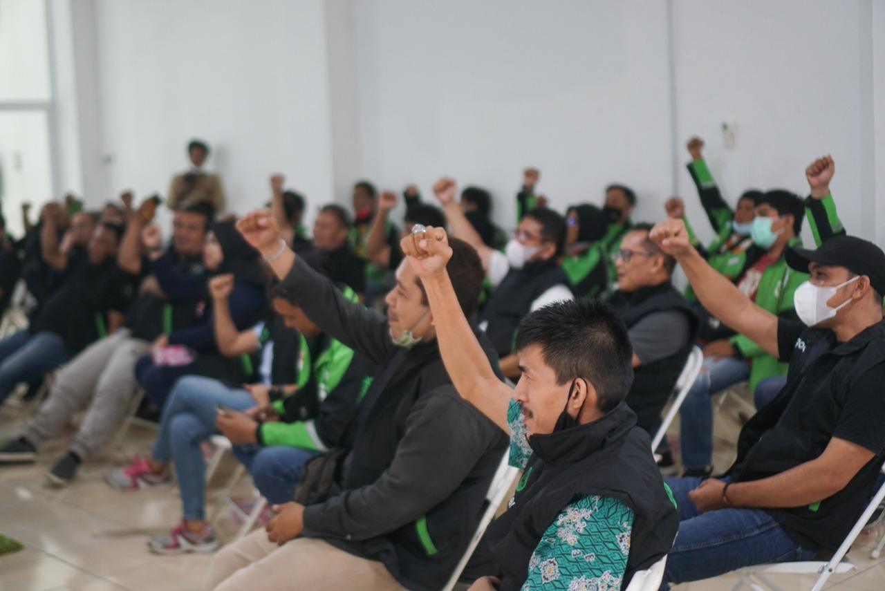 Salah seorang driver Gojek sedang menscan barcode di salah satu restoran di Medan, Kamis (25/8/2022). beritasore/ist