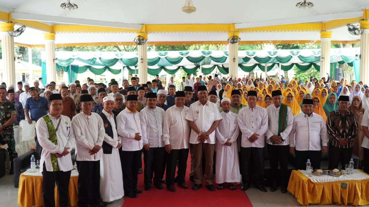 Plt  Bupati Langkat H Syah Afandin SH hadiri Tabligh Akbar dan Bazar UMKM Syariah memperingati Tahun Baru Islam dan syukuran HUT ke77 RI, di Jentera Malay Rumah Dinas Bupati Langkat, Stabat, Minggu (21/8/2022). beritasore/ist