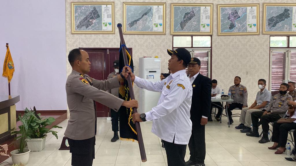 Plt Kapolsek Indrapura IPTU Abdi Tansar SH,MH kukuhkan Kelompok Sadar Kamtibmas (POKDAR KAMTIBMAS) masa bakti 2022 - 2024 di Aula Kantor Camat, Jum'at (26/8/2022).beritasore/alirsyah