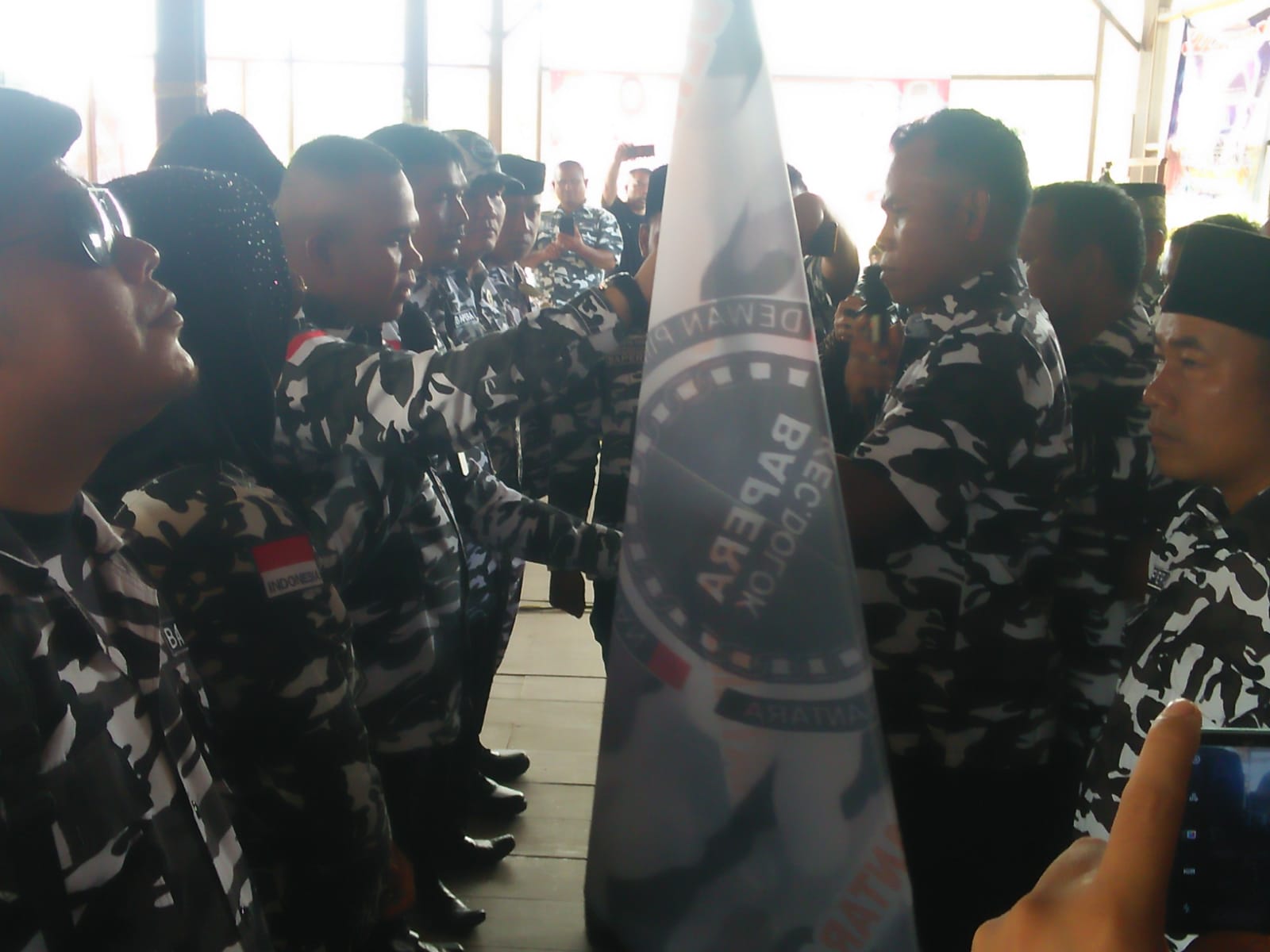 Ketua Bapera Asrul Ansori Siregar S.kom.Menyerahkan Bendera Pataka kepada Panyahatan Rambe Ketua DPK Bapera Dolok di Cafe Bunga desa Parigi Kecamatan Dolok Kabupaten Padang Lawas Utara, Kamis (25/8/2022). Beritasore/Ist