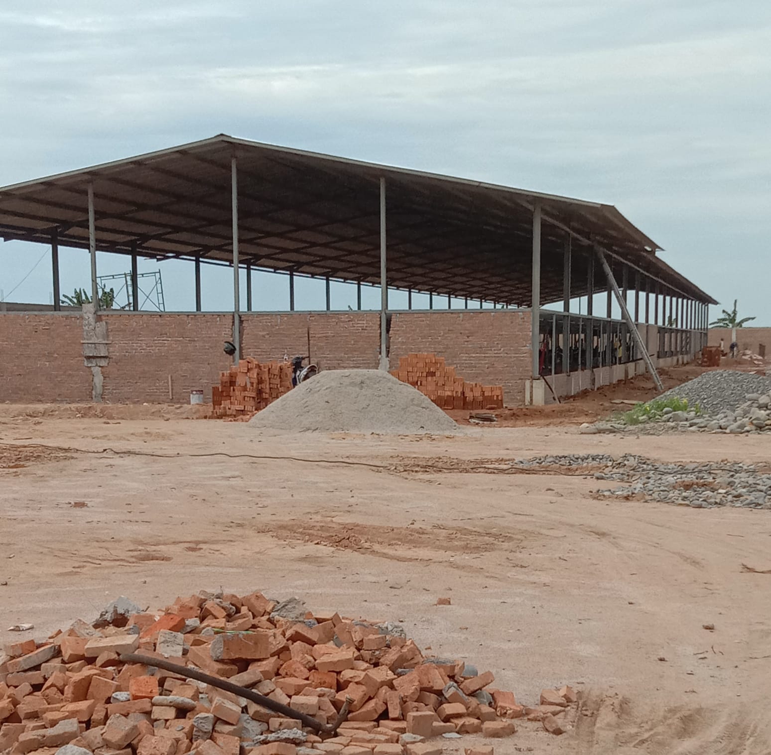 Bangunan tembok dan kandang ayam di Dusun I Desa Sei Buluh,  Kecamatan Sei Bamban,  tidak miliki izin mendirikan bangunan,  Jumat (28/08/2022). beritasore/Azwen