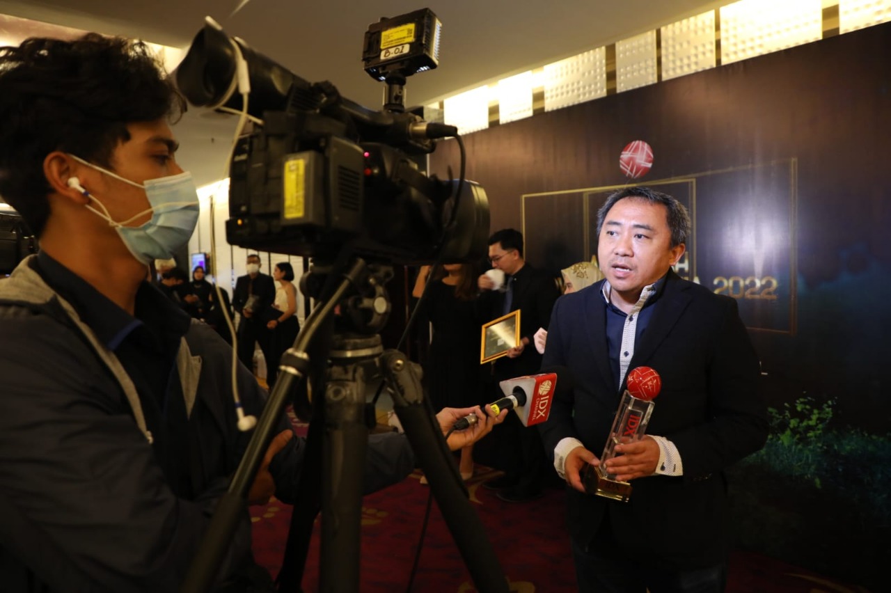 Senior General Manager Telkom Corporate University Center (TCUC) Jemy Confido berbicara kepada wartawan usai menerima piala penghargaan ICAII tahun 2022. beritasore/ist
