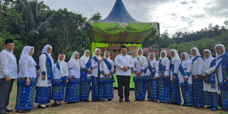 Bupati Tapanuli Selatan, Dolly M Pasaribu saat acara Safari Muharram 1444 H di halaman Kantor Camat Tantom Angkola, Jum'at (26/8). Beritasore/Ist