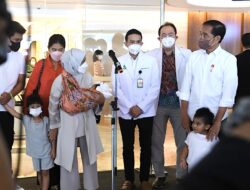 Presiden Jokowi Dan Ibu Iriana Jemput Cucu Kelima