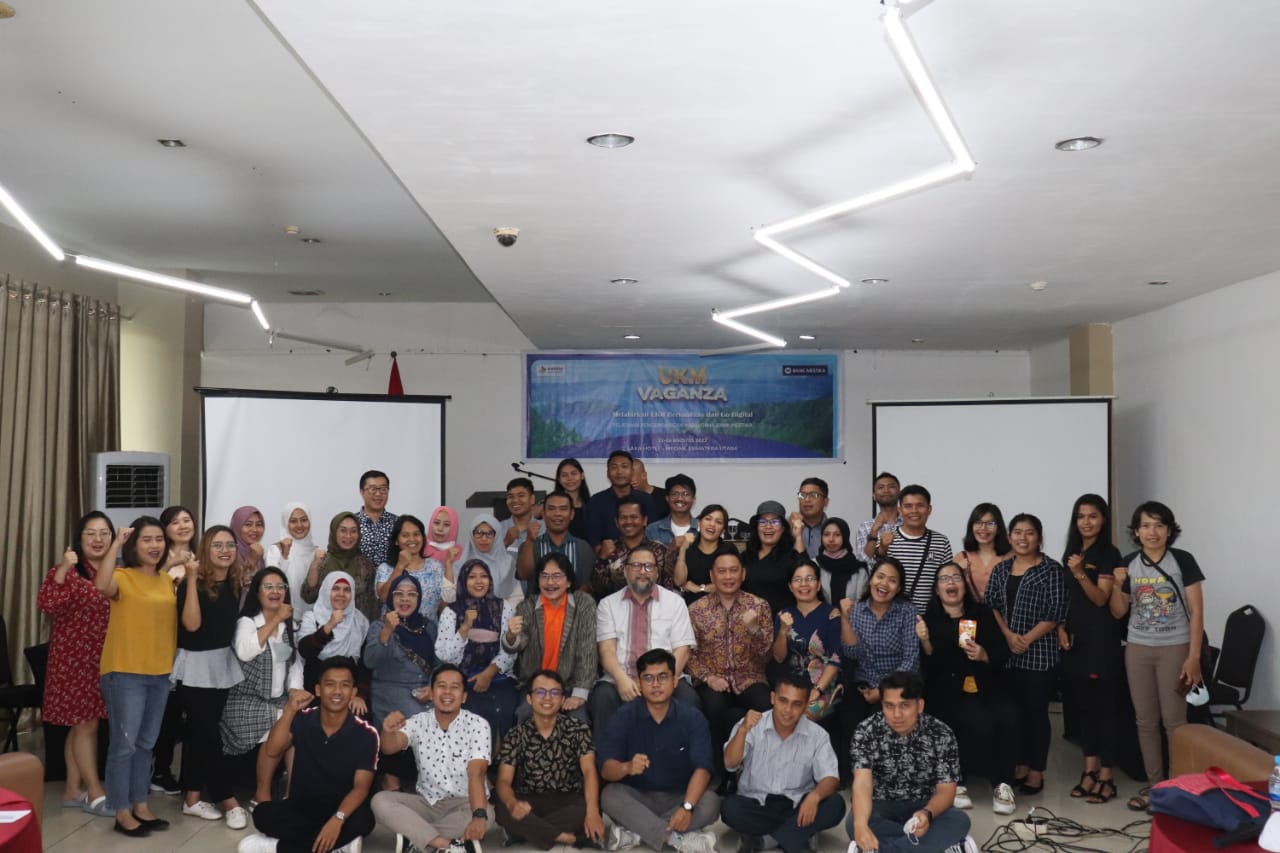 Presiden Direktur Bank Mestika Achmad S. Kartasasmita bersama pelaku UMKM Senin (29/8/2022). beritasore/ist