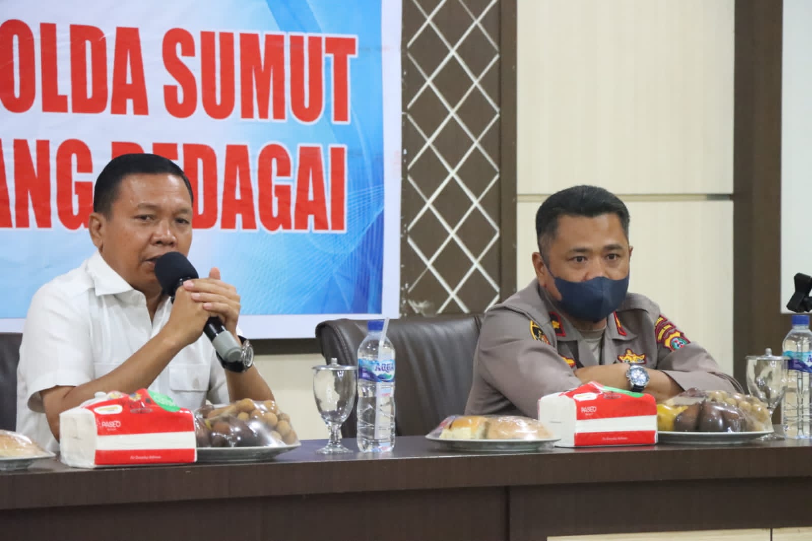Direktur Reserse Narkoba,  Polda Sumut,  AKBP Robin Simatupang,  SH, M Hum di dampingi Wakapolres Sergai,  KOMPOL Sofyan, SH  dalam kunjungan Supervisi di Polres Sergai,  Kamis (25/08/2022).beritasore/Azwen