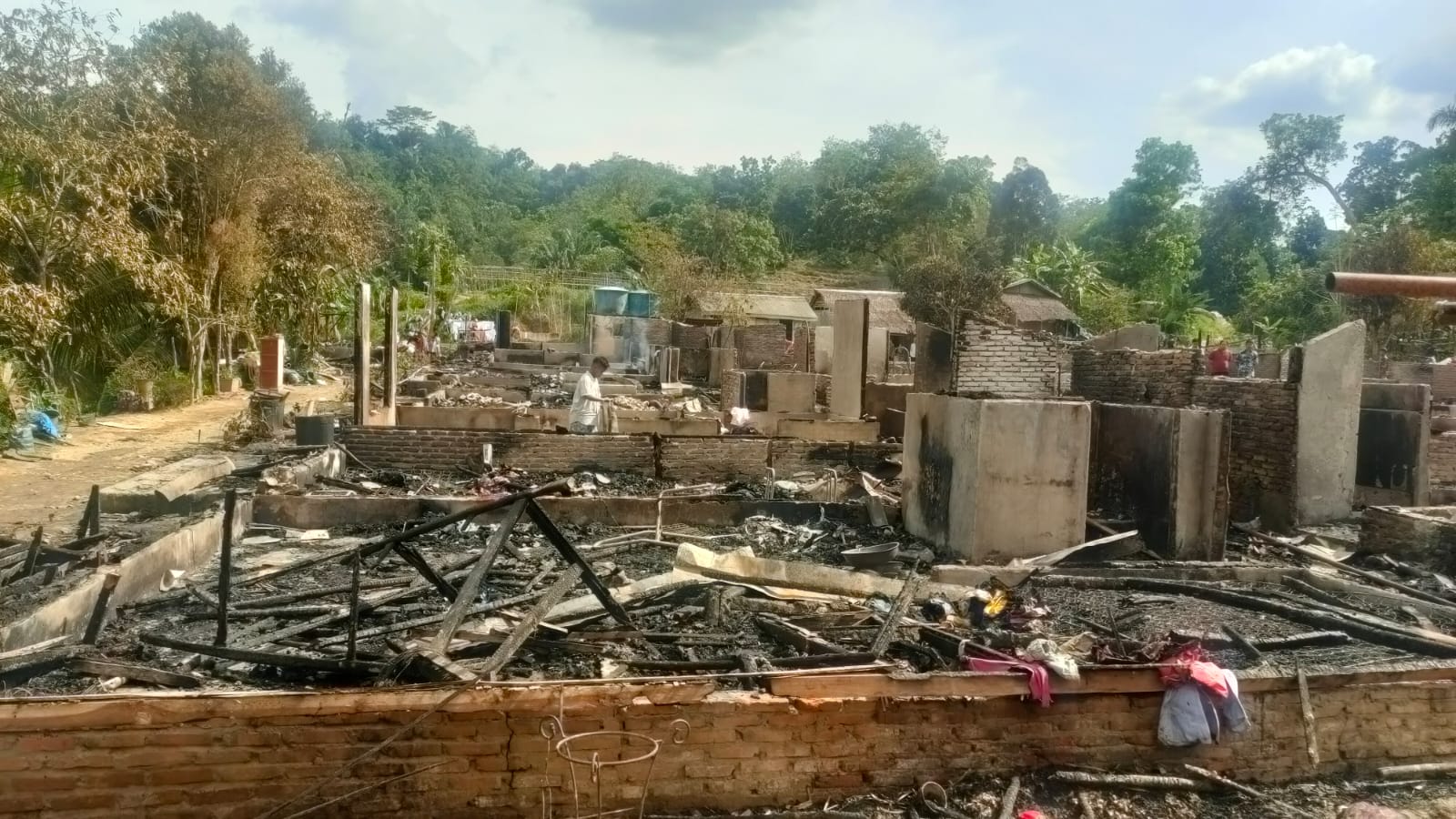 32 rumah  terbakar di Dusun III Darat Hulu Desa Telaga Said Kec. Sei Lepan Kab. Langkat ,  Senin (29/8/2022). beritasore/ist