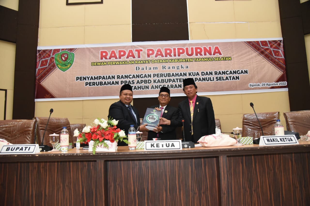 Bupati Tapanuli Selatan (Tapsel), H. Dolly Pasaribu, SPt. MM, menyampaikan rancangan perubahan Kebijakan Umum Anggaran (KUA) dan perubahan Prioritas Plafon Anggaran Sementara (PPAS) Tahun Anggaran (TA) 2022 pada sidang paripurna di Gedung DPRD Tapsel, Jalan Prof Lafran Pane, Sipirok, Senin (29/8). beritasore/Birong RT