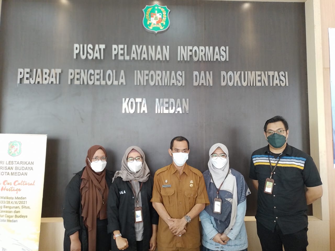 Kepala Dinas Komunikasi dan Informatika Medan, Arrahmaan Pane diwakili Kabid Persandian Irfam Afriandi, saat menerima audiensi pengurus Yayasan Pusat Kajian dan Perlindungan Anak, di kantor Dinas Komunikasi dan Informatika Medan, Senin (29/8). Beritasore/ist