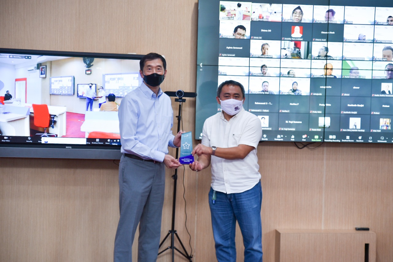 Chairman of ITDRI Jemy V. Confindo (kanan) berfoto bersama dengan Program Director MIT-ILP Prof. Chuan Zhang (kiri) usai acara peresmian partnership internasional antara ITDRI dengan MIT-ILP Selasa (30/8/2022). beritasore/ist