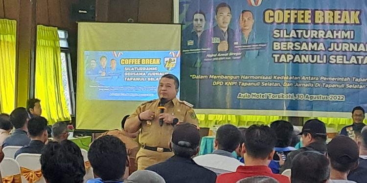 Bupati Tapanuli Selatan, H.Dolly P Pasaribu,SPt,MM saat acara Coffee Break Silaturrahmi Bersama Jurnalis Tapanuli Selatan di hotel Tor Sibohi Sipirok, Selasa (30/8). beritasore/Birong RT