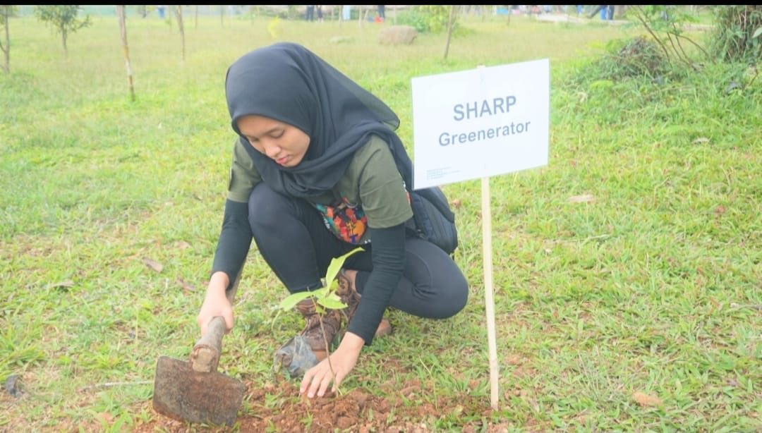 Prima Yuliana, Presiden Sharp Greenerator sedang melakukan penanaman pohon di area Telaga, Selasa (30/8/2022). beritasore