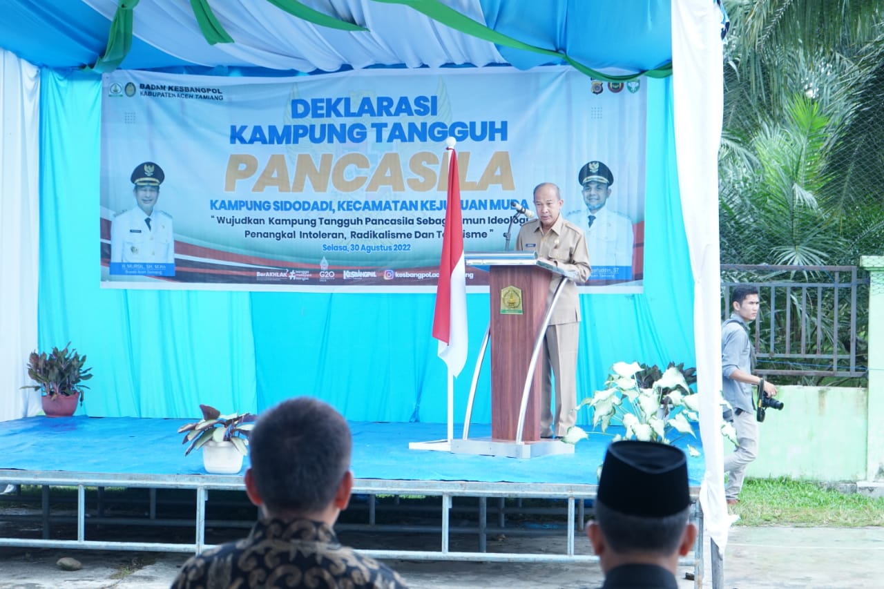 Bupati Aceh Tamiang H. Mursil saat berpidato di acara deklarasi kampung tangguh Pancasila. Beritasore/ist