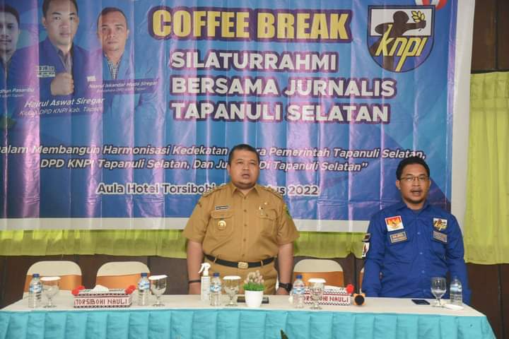 Bupati Tapsel, Dolly P Pasaribu pada acara Coffee Break DPD KNPI Tapsel dengan para Jurnalis di Aula Hotel Tor Sibohi, Kecamatan Sipirok, Selasa (30/8). Beritasore/ist