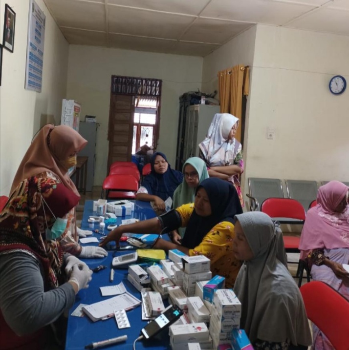 Tampak sejumlah masyarakat Desa Napa sedang mengikuti cek kesehatan oleh medis di Posbindu Kantor Kepala Desa Napa, Selasa (30/8). Beritasore/ist