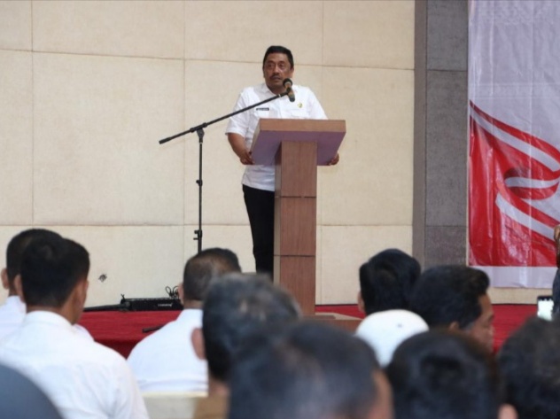 Sekda Tapsel, Drs.Parulian Nst saat memberikan sambutannya di acara pisah Purna bhaktinya di Aula Sarasi, Kantor Bupati Tapsel, Rabu (31/8). beritasore/Ist