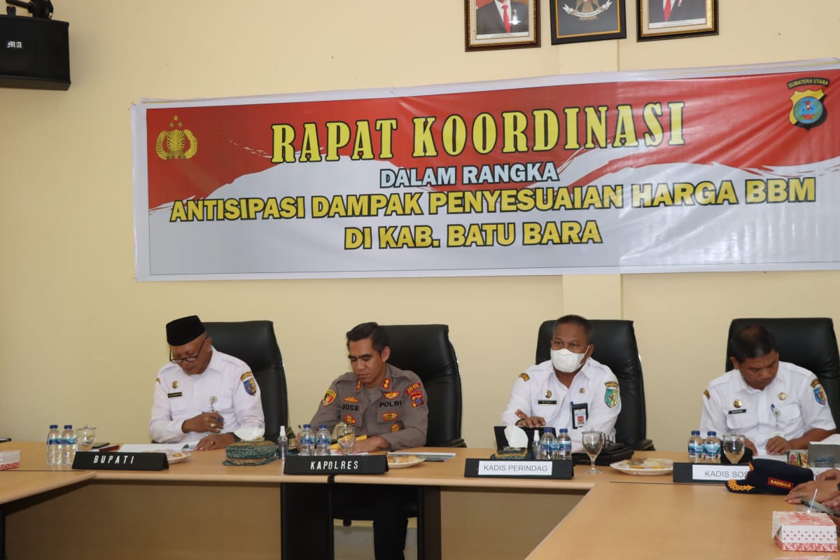 Kapolres Batu Bara AKBP Jose Fernades S.Ik pimpin rapat koordinasi dalam rangka mengantisipasi dampak penyesuaian harga Bahan Bakar Minyak (BBM) di Aula Wira Pradana Polres Batu Bara, Rabu (31/8/2022).beritasore/alirsyah