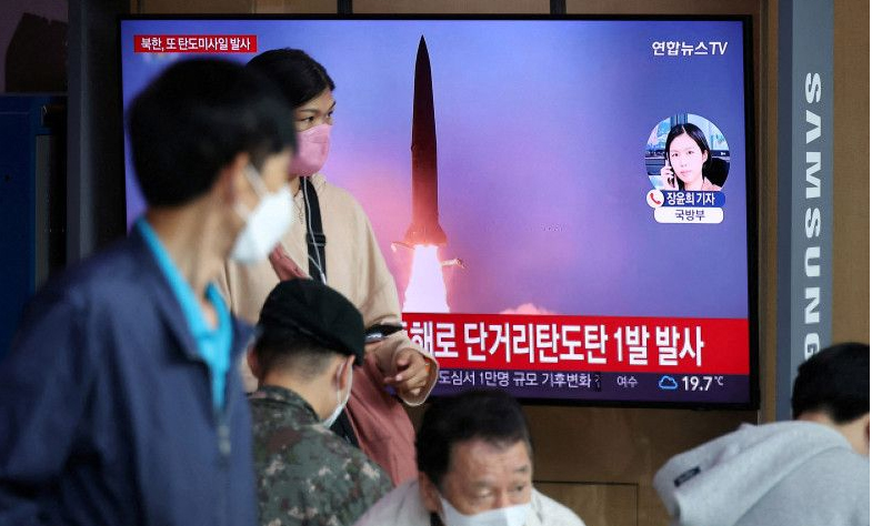 Layar TV menayangkan berita Korut meluncurkan misil balistiknya, Seoul, Korsel, Minggu (25/9/2022). Korut menembakkan misilnya ke arah laut di sebelah timur wilayahnya. (ant/rtr)