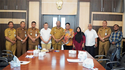 Plt Bupati Langkat  H Syah Afandin   menerima audiensi Pengurus Serikat Perusahaan Pers (SPS)  Sumut di ruang rapat Kantor Bupati Langkat,  Senin(12/9/2022). beritasore/ist