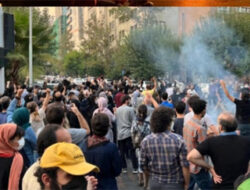 Warga Iran Protes Kematian Mahsa Amini