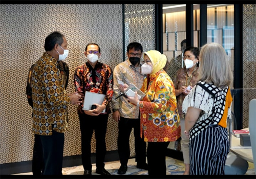 Direktur Eksekutif LPEI Riyani Tirtoso dan Dirut LDKPI Tormarbulang Lumbantobing usai menandatangani kerjasama di Jakarta Senin (19/9/2022). beritasore/ist