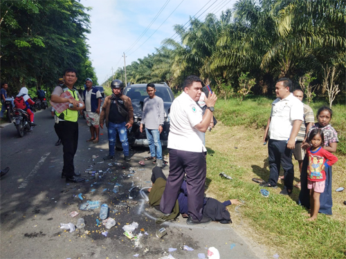 Petugas Lantas Polres Batu Bara melakukan olah TKP kecelakaan Lalu Lintas  Betor Pedagang Jasuke Kontra Mopen BK 1363 XH di jalan Umum Lima Puluh - Simpang Dolok tepatnya di Desa Perkebunan Lima Puluh Kecamatan Lima Puluh Kabupaten Batu Bara Rabu (21/9/2022).beritasore/alirsyah