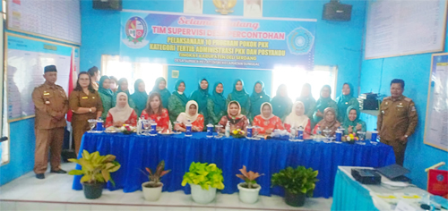 Tim Supervisi Desa Percontohan Ny Yunita Ashari Tambunan di dampingi Ny Sri Pepen Yusuf Siregar ,camat Sunggal Eko Sapriadi Kades SM Diski Sunaryo serta tim Penggerak PKK  Desa SM Diski Poto bersama di aula kantor Desa SM Diski, Senin (5/9). Beritasore/ist
