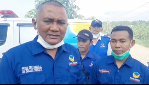 Ketua DPC Nasdem Kec. Sunggal saat memberikan penjelasan pencegahan berjangkitnya serangan dari penyakit demam berdarah. Beritasore/ist